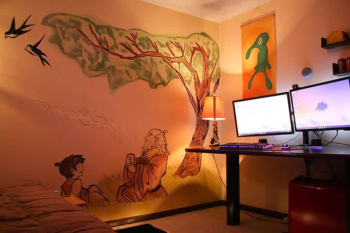Gamer oyuncu çalışma odası dekorasyonu ve renkli duvar boyası